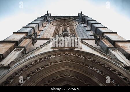 Batalha, Portugal - 13. April 2019: architektonisches Detail des Kloster Santa Maria da Vitoria als das Kloster von Batalha an einem Frühlingstag bekannt. UN Stockfoto