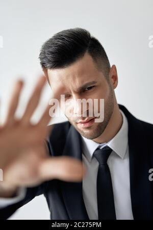 Schöner Mann in Anzug mit Stoppschild Stockfoto