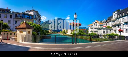 Panoramablick auf die Altstadt und den Fluss Aare, Interlaken, wichtiges touristisches Zentrum im Berner Hochland, Schweiz Stockfoto