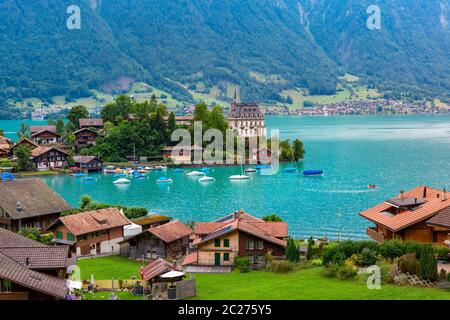 Luftaufnahme der Halbinsel und der ehemaligen Burg und des Brienzersees im schweizer Dorf Iseltwald, Schweiz Stockfoto