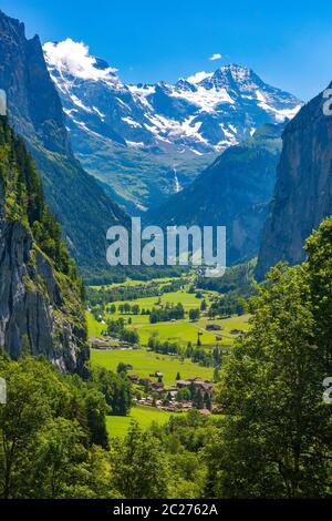 Lauterbrunnental, Dorf Lauterbrunnen, Wasserfälle und die Lauterbrunnenmauer in den Schweizer Alpen, Schweiz. Stockfoto