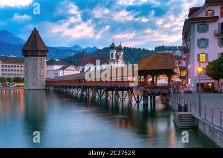 Wasserturm, Wasserturm, Pilatus und Kapellbrücke, Kapellbrücke über die Reuss bei abendlicher Blaustunde in der Altstadt von Luzern, Schweiz Stockfoto