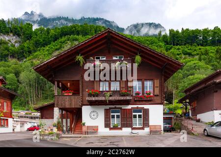 Traditionelles Holzhaus im schweizer Dorf Iseltwald, Schweiz Stockfoto