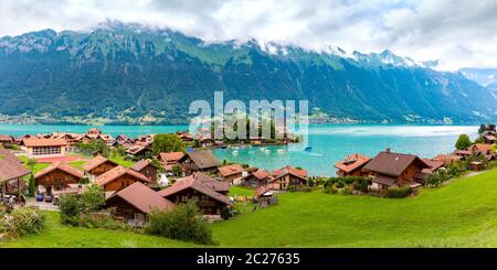 Luftpanorama der Halbinsel und ehemaligen Burg und Brienzersee im schweizer Dorf Iseltwald, Schweiz Stockfoto