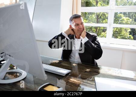Foto von Müde Reife Geschäftsmann schlafen im Büro Stockfoto