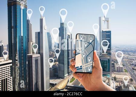 Touristische Karte mit GPS-Navigation auf dem Smartphone Bildschirm in der Stadt Dubai mit Zeiger Stockfoto