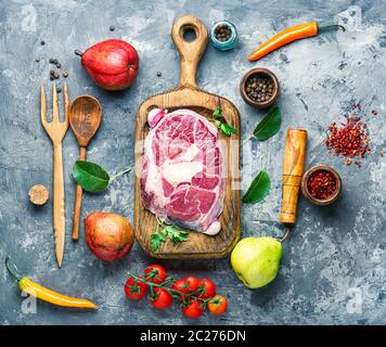 Frisches rohes Rindfleisch Steaks auf Schneidebrett. rohes Rindfleisch Steak mit Spice Stockfoto