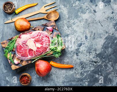 Frisches rohes Rindfleisch Steaks auf Holzbrett. rohes Fleisch. Kopieren Sie Platz Stockfoto