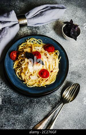 Italienische Pasta mit Kirschtomaten Stockfoto