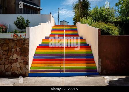 Bunte Treppe mit den Farben des Regenbogens gemalt Stockfoto