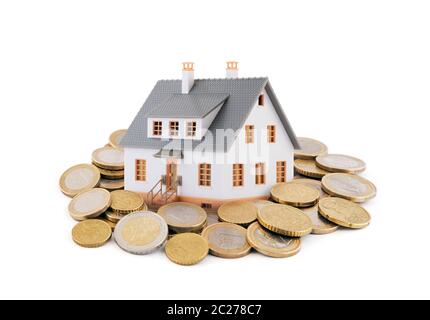 Kleines Spielzeug Haus mit Euro-münzen auf weißem Hintergrund Stockfoto