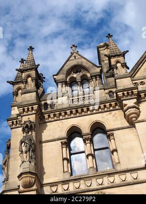 Nahaufnahme Detailansicht des bradford City Hall in West yorkshire ein viktorianisches gotisches Revival Sandsteingebäude mit Statuen und Block Stockfoto