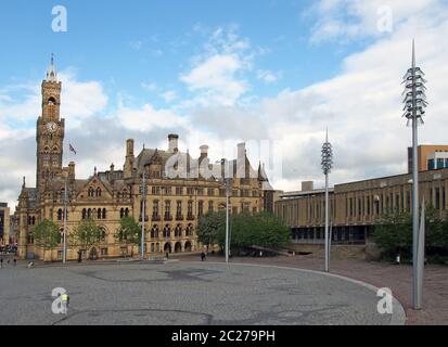 Hundertjahrfeier in bradford West yorkshire mit Menschen sitzen und gehen vorbei an der Stadthalle und Richter Gerichtsgebäude Stockfoto