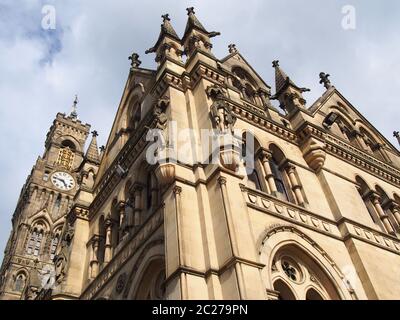 Nahaufnahme des bradford City Hall in West yorkshire, einem viktorianischen gotischen Bausteingebäude mit Statuen und Uhrenturm Stockfoto