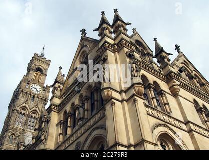 Nahaufnahme des bradford City Hall in West yorkshire, einem viktorianischen gotischen Bausteingebäude mit Statuen und Uhrenturm Stockfoto