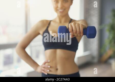 Junge Sportlerin macht Fitness-Übungen im Sportstudio Stockfoto