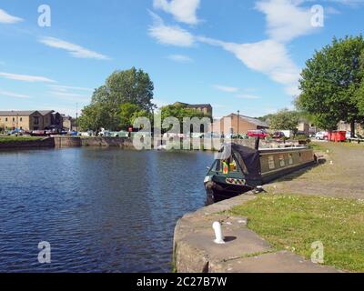 Festgemacht Hausboote und Bargen am brighouse Basin auf dem calder und Abble Navigation Kanal in calderdale West yorkshire Stockfoto