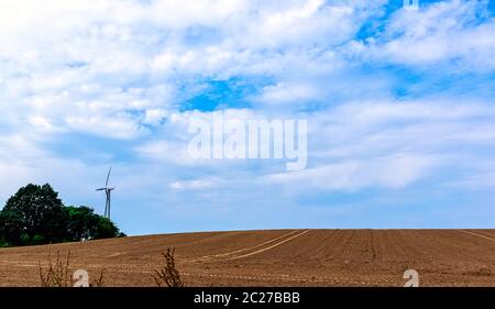 Feld mit Windmühle für die elektrische Energieerzeugung in Choczewo, Pommern, Polen Stockfoto