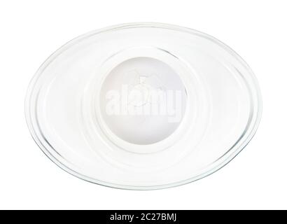 Blick von oben auf die gerissene gekochte weiße Ei im Glas Eierbecher auf weißem Hintergrund Stockfoto
