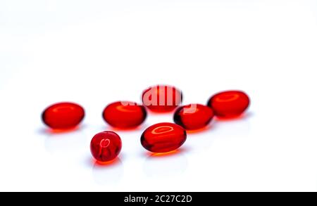 Red Soft Gelkapsel Pillen auf weißem Hintergrund. Stapel von Red soft Gelatine Kapsel. Vitamine und Nahrungsergänzungsmittel Konzept. Pharmazeutische in Stockfoto