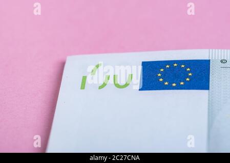 Euro cash auf einem Lila, Lila und Rosa Hintergrund. Euro Banknoten Geld. Euro Geld. Euro Rechnung. Für text Stockfoto