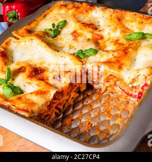 Rustikales würziges Lasagne mit Basilikum auf der Zinn. Stockfoto