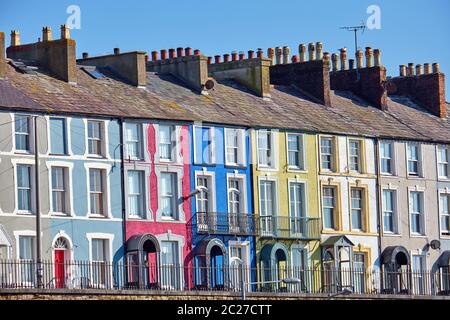 Bunte Reihe Häuser in Wales, Großbritannien Stockfoto