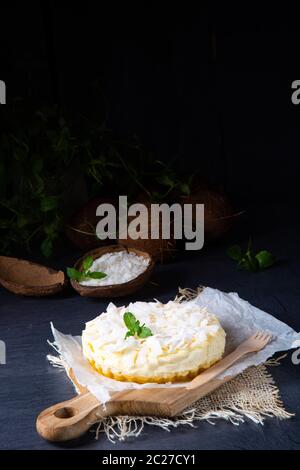 Ein einfacher Quark-Kokosnuss-Kuchen aus der Zinn Stockfoto