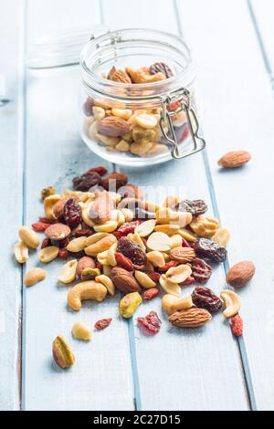 Mix aus verschiedenen Nüssen und Rosinen auf blauen Tabelle. Stockfoto