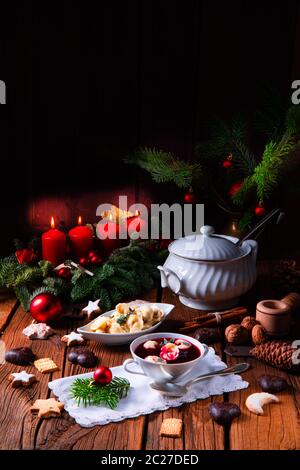 Traditionelles polnisches Weihnachtsborsch mit Knödel Stockfoto