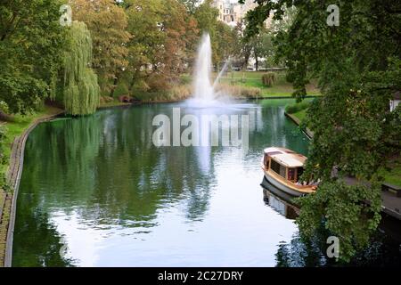 Brunnen auf dem Kanal im Zentrum von Riga. Lettland Stockfoto