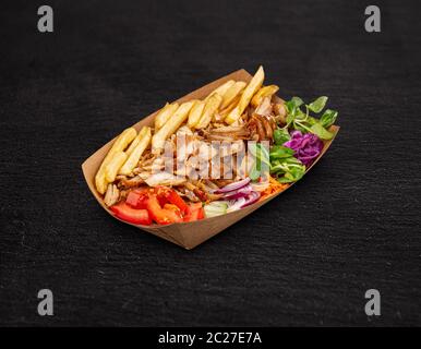 Türkische platte Kebab auf schwarzem Hintergrund Stockfoto