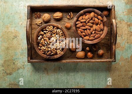 Sortiment an gemischte Nüsse. Haselnüsse, Walnüsse und Mandeln. Stockfoto
