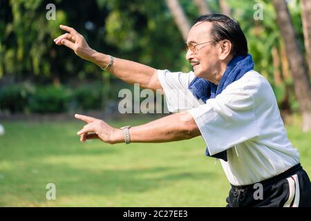 Nahaufnahme eines älteren Mannes, der Yoga im Park macht Stockfoto