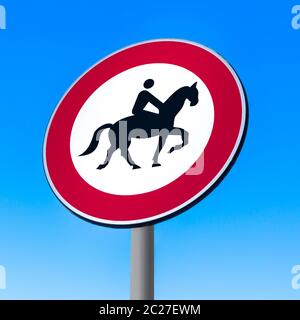 Schild Passage mit Pferd auf Himmel Hintergrund zu verbieten. Stockfoto