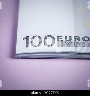 Euro cash auf einem Lila, Lila und Rosa Hintergrund. Euro Banknoten Geld. Euro Geld. Euro Rechnung. Für text Stockfoto