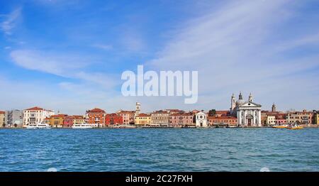 Eine lange Küste Panorama-Blick auf die Stadt der Salute Gegend von venedig mit historischen Gebäuden entlang der Küste und eine helle Stockfoto