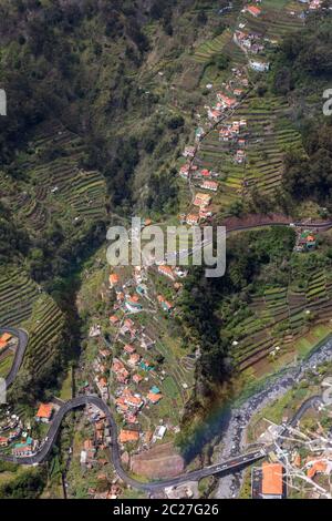 Regenbogen über Tal der Nonnen, Curral das Freiras auf der Insel Madeira, Portugal Stockfoto