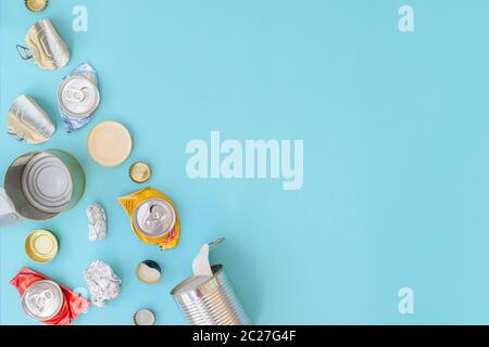 Recycelbarer Metallmüll auf blauem Hintergrund. Abfalltrennungskonzept. Flatlay, Kopierplatz. Stockfoto
