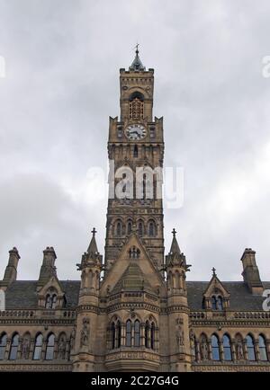 Nahaufnahme des bradford City Hall in West yorkshire, einem viktorianischen gotischen Bausteingebäude mit Statuen und Uhrenturm Stockfoto