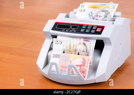 Altes Geld aus Israel in einer zählmaschine Stockfoto