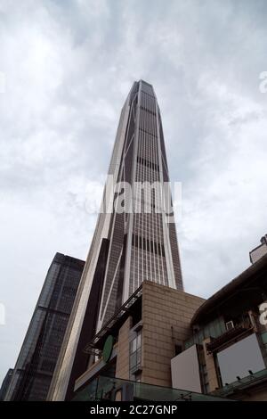 Wolkenkratzer in Shenzhen, China vor einem bewölkten Himmel, modernes Gebäude Stockfoto