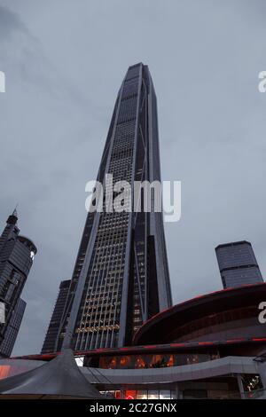 Wolkenkratzer in Shenzhen, China vor einem bewölkten Himmel, modernes Gebäude Stockfoto