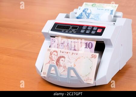 Altes Geld aus Israel in einer zählmaschine Stockfoto