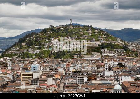 Blick auf Quito, Ecuador mit Oanecillo-Hügel im Hintergrund, Auszoomen Stockfoto