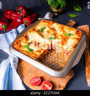 Rustikales würziges Lasagne mit Basilikum auf der Zinn. Stockfoto