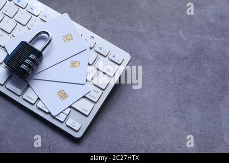 Vorhängeschloss auf Kreditkarte, Sicherheitskonzept für Internet-Datenschutzinformationen Stockfoto