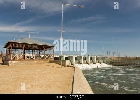 Kokaral Damm auf den kleinen Aralsee. Umweltkatastrophe Stockfotografie