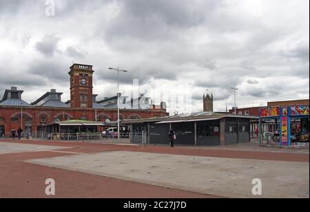 Blick auf ashton Open Market mit Ständen und der historischen Markthalle, die 1829 erbaut wurde Stockfoto