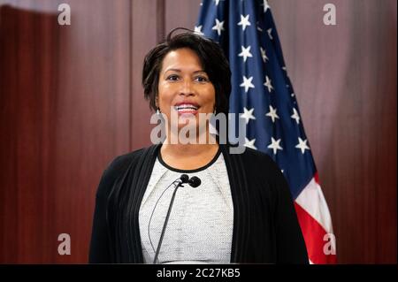 Washington, Usa. Juni 2020. Bürgermeister des Bezirks Columbia, Muriel Bowser (D), der auf der Pressekonferenz spricht, um anzukündigen, dass H.R. 51, der Washington DC Admission Act, am 26. Juni 2020 im Repräsentantenhaus abgestimmt würde. Kredit: SOPA Images Limited/Alamy Live Nachrichten Stockfoto